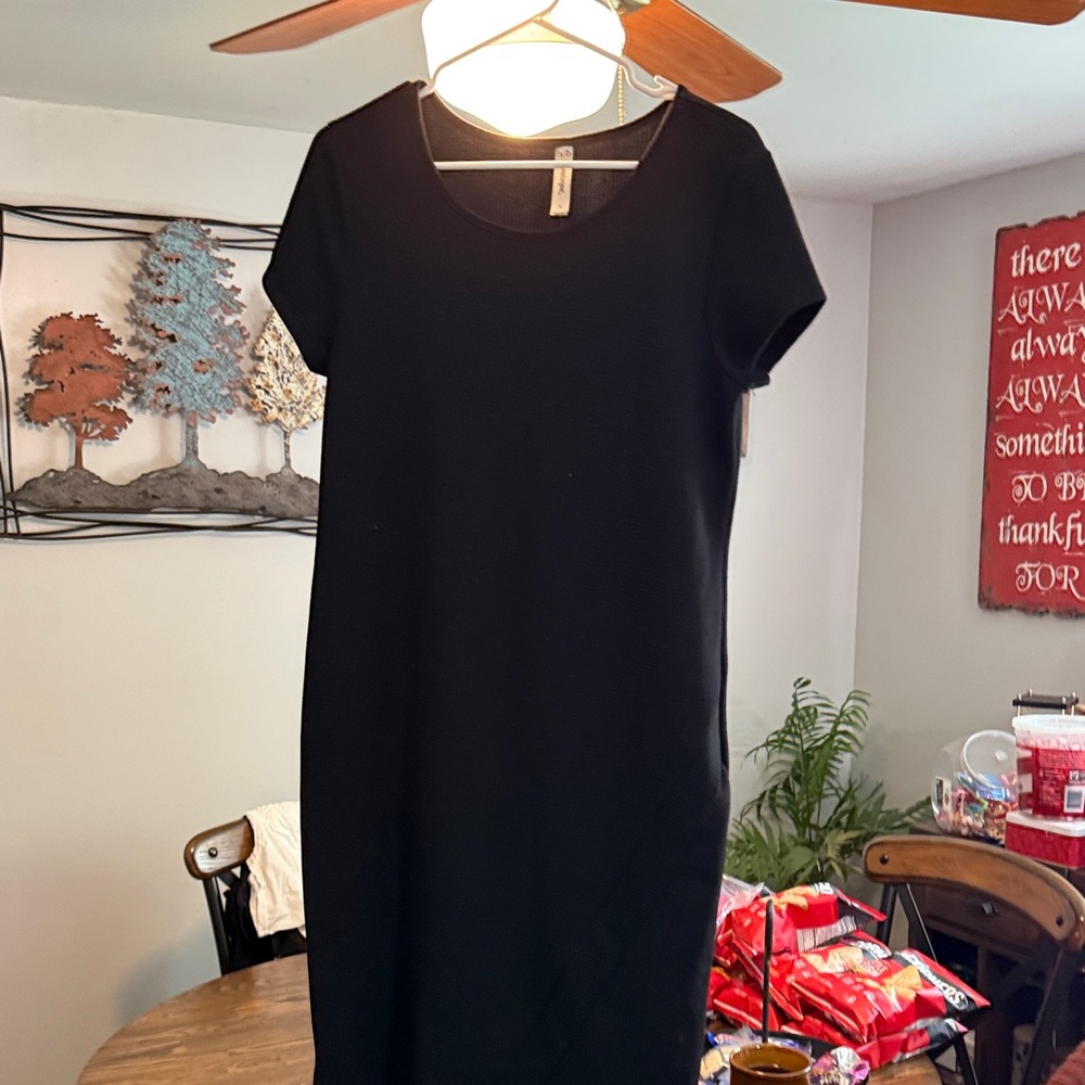 Black Short-Sleeve Midi Dress - Timeless Simple Silhouette